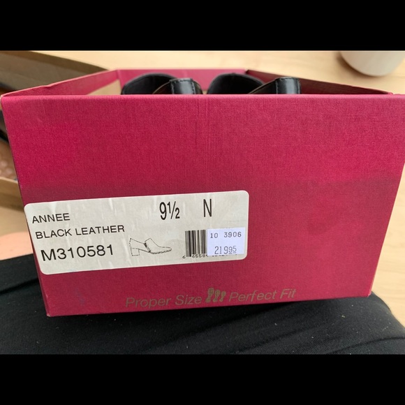 Munro woman NWT closed toe w/ zipper on si… - Picture 16 of 16